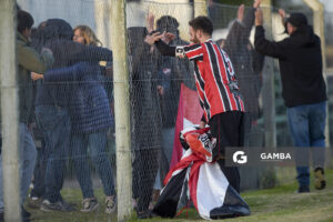 Carlos Cabrera, capitán de Barracas, 18ª Copa Nacional de Clubes. Estadio Julia Pereira.