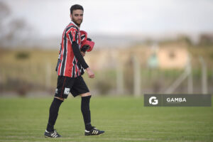 Carlos Cabrera, capitán de Barracas, 18ª Copa Nacional de Clubes. Estadio Julia Pereira.