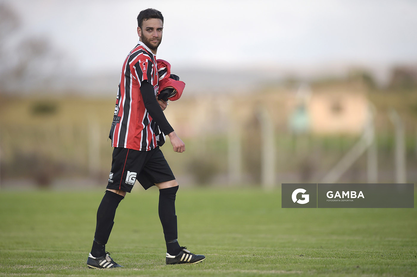 Carlos Cabrera, capitán de Barracas, 18ª Copa Nacional de Clubes. Estadio Julia Pereira.