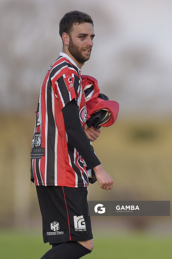 Carlos Cabrera, capitán de Barracas, 18ª Copa Nacional de Clubes. Estadio Julia Pereira.