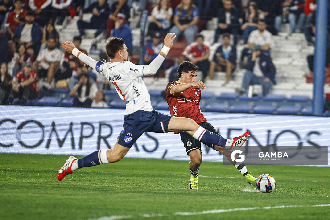 Luciano Cosentino, de Wanderers, Liga AUF Uruguaya. Estadio Gran Parque Central.