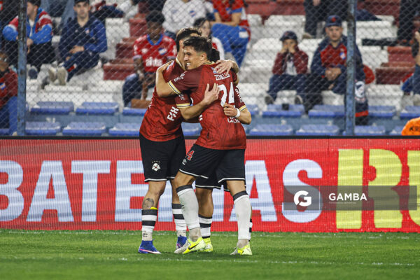 Luciano Cosentino, de Wanderers, Liga AUF Uruguaya. Estadio Gran Parque Central.