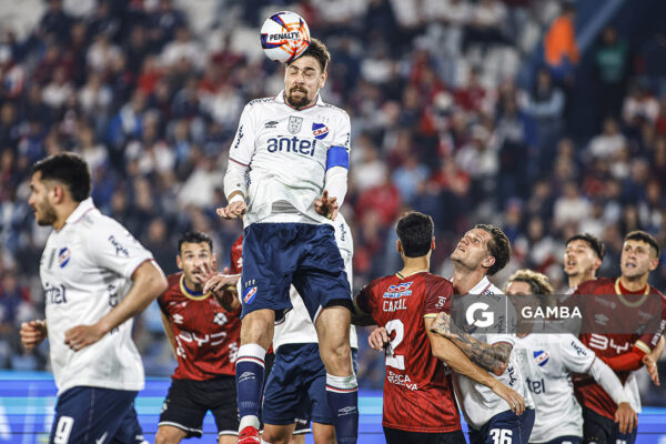 Sebastián Coates, de Nacional, Liga AUF Uruguaya. Estadio Gran Parque Central.