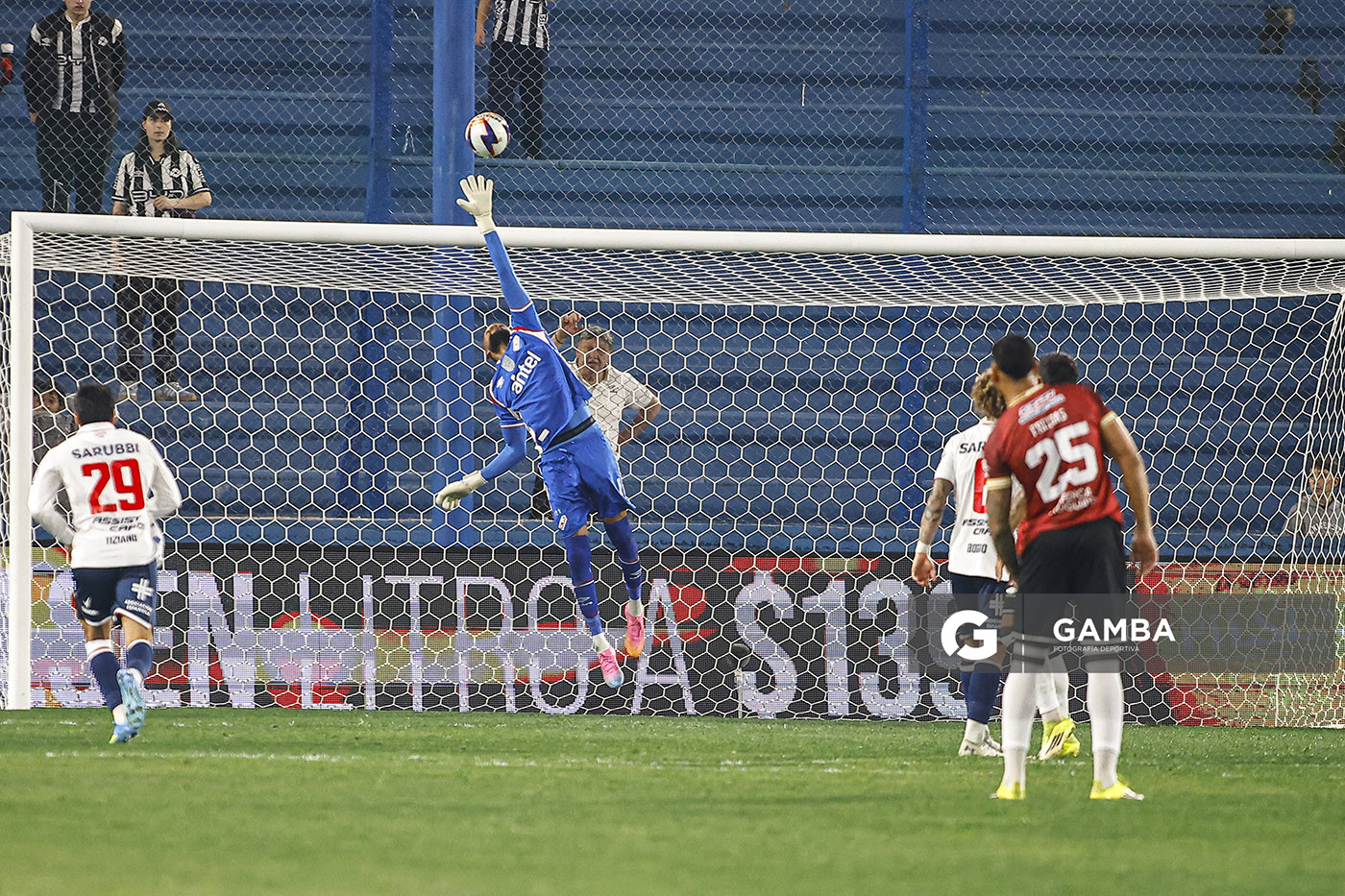 Luis Mejía, golero de Nacional, Liga AUF Uruguaya. Estadio Gran Parque Central.