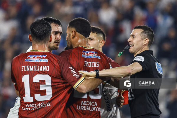 Maximiliano Gómez, de Nacional, Liga AUF Uruguaya. Estadio Gran Parque Central.