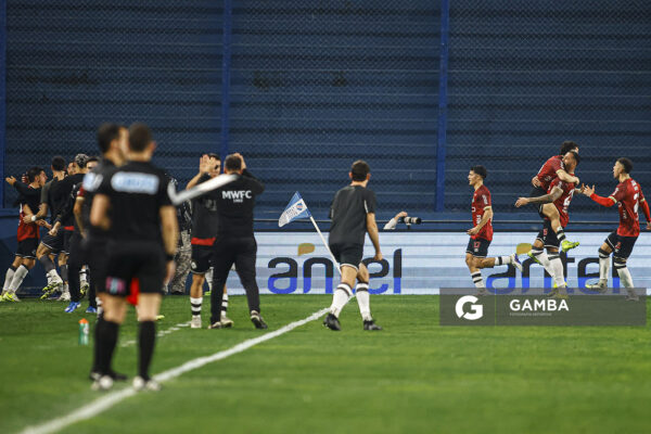 Jugadores de Wanderers tras el segundo gol convertido por Joaquín Zeballos. Liga AUF Uruguaya. Estadio Gran Parque Central.