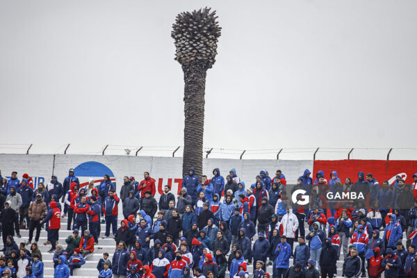 Hinchas de Nacional. Liga AUF Uruguaya. Estadio María Mincheff de Lazaroff.