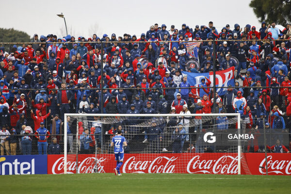 Hinchas de Nacional. Liga AUF Uruguaya. Estadio María Mincheff de Lazaroff.
