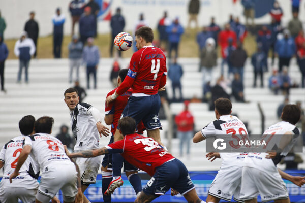 Sebastián Coates, de Nacional, Liga AUF Uruguaya. Estadio María Mincheff de Lazaroff.