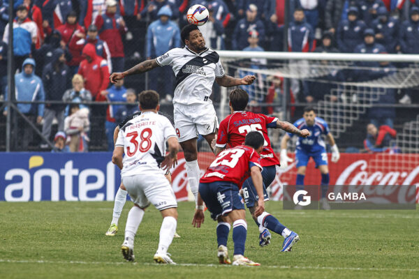 Hugo Silveira, de Danubio, Liga AUF Uruguaya. Estadio María Mincheff de Lazaroff.
