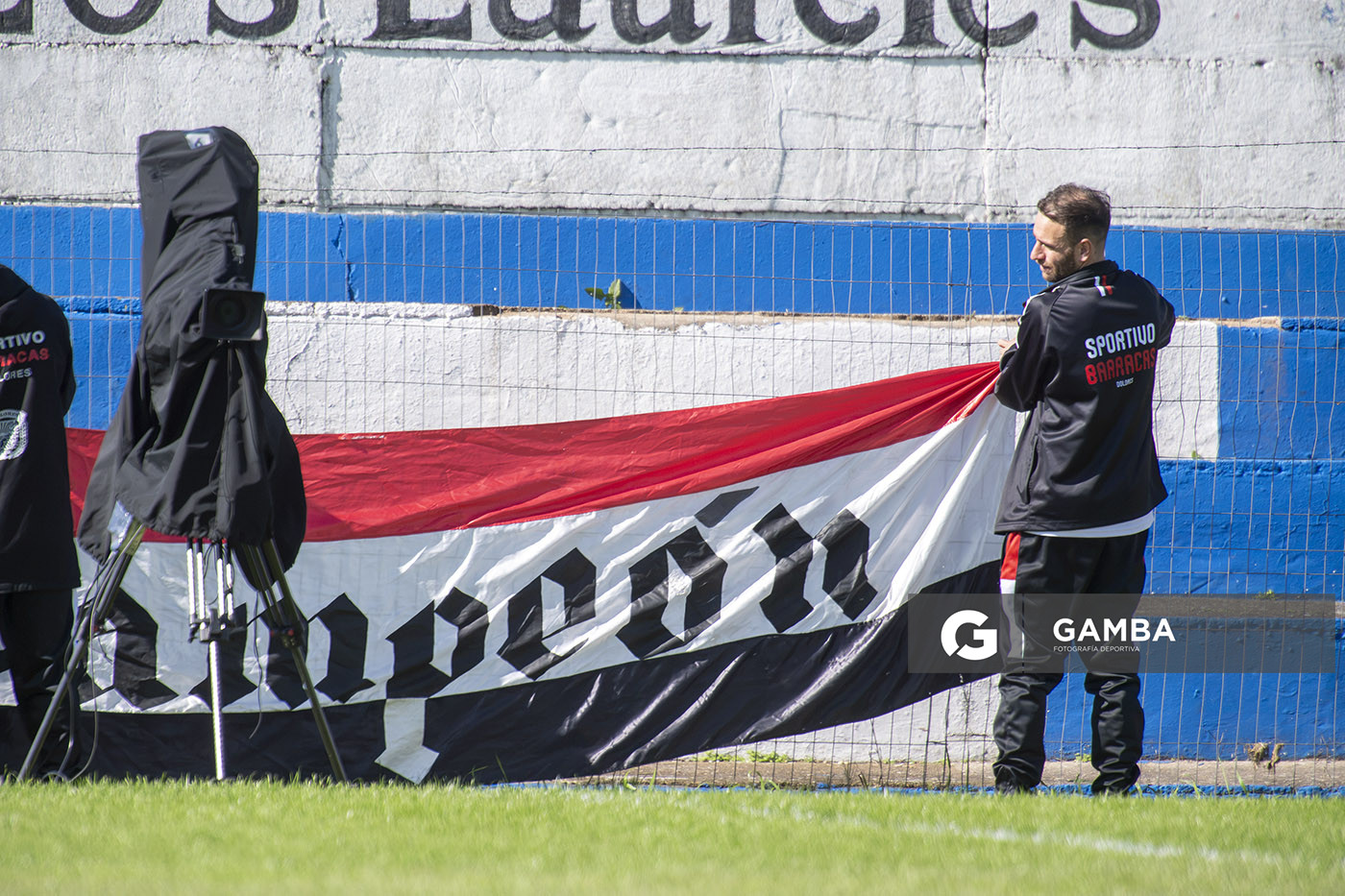 Carlos Cabrera, capitán de Sportivo Barracas. 22ª Copa Nacional de Clubes.
