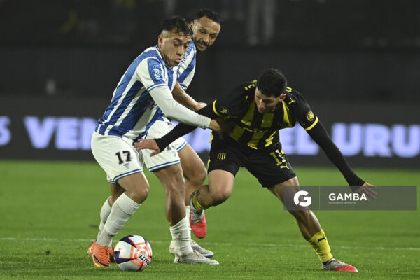 Alexander Hernández, de Cerro Largo, Liga AUF Uruguaya. Estadio Campeón del Siglo.