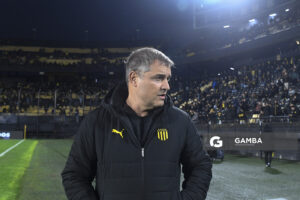 Diego Aguirre, director técnico de Peñarol, Liga AUF Uruguaya. Estadio Campeón del Siglo.