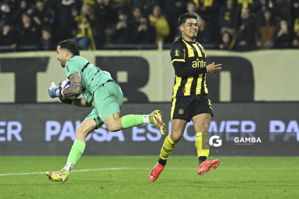 Pedro González, golero de Cerro Largo, Liga AUF Uruguaya. Estadio Campeón del Siglo.