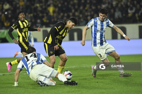 Leonel Jaime, de Peñarol, Liga AUF Uruguaya. Estadio Campeón del Siglo.