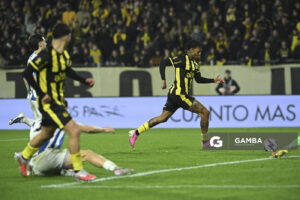 Abel Hernández, de Peñarol, Liga AUF Uruguaya. Estadio Campeón del Siglo.