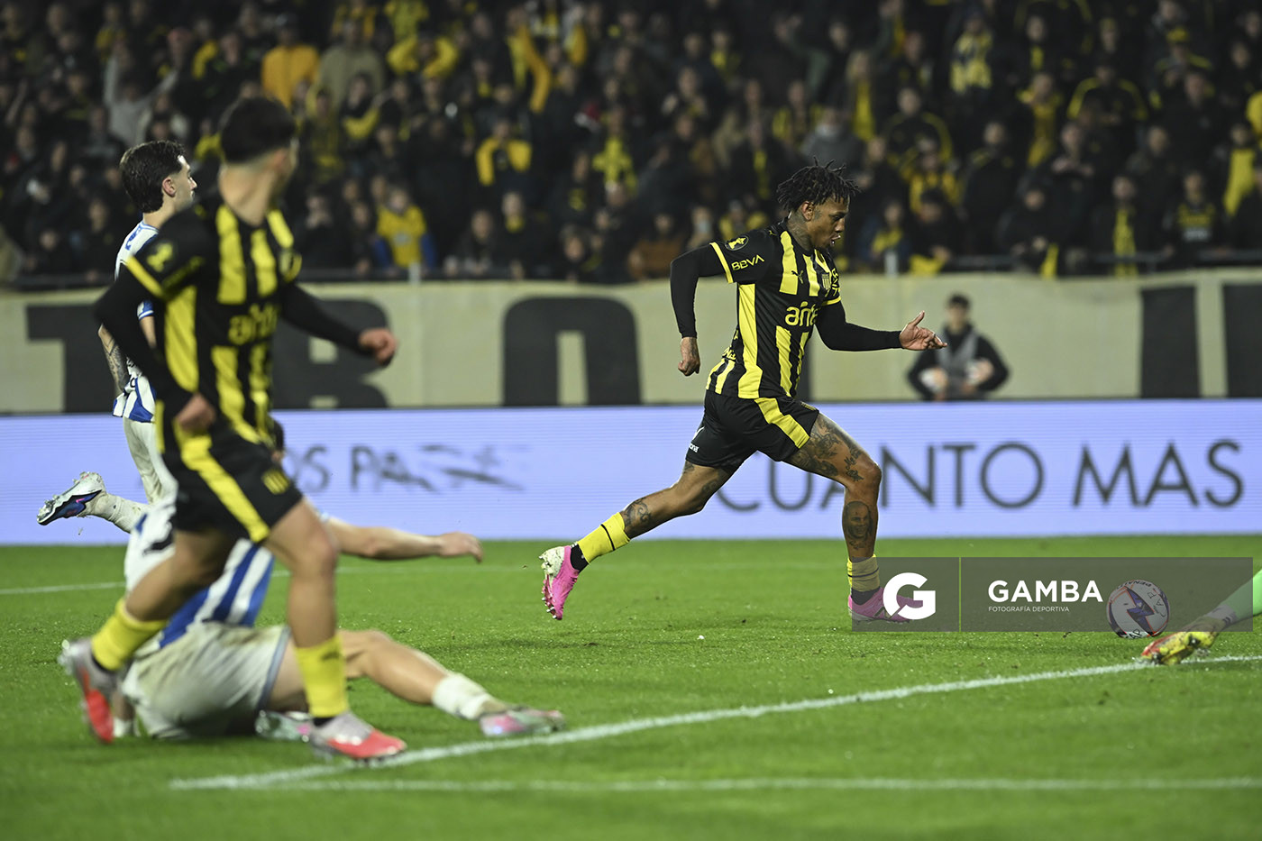 Abel Hernández, de Peñarol, Liga AUF Uruguaya. Estadio Campeón del Siglo.