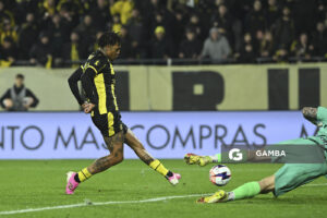 Abel Hernández, de Peñarol, Liga AUF Uruguaya. Estadio Campeón del Siglo.