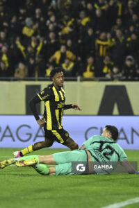 Abel Hernández, de Peñarol, Liga AUF Uruguaya. Estadio Campeón del Siglo.