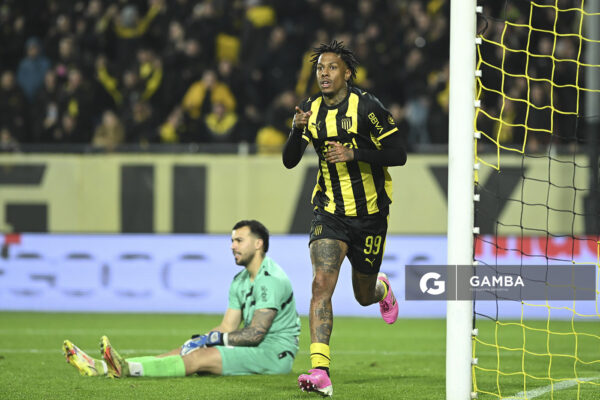 Abel Hernández, de Peñarol, Liga AUF Uruguaya. Estadio Campeón del Siglo.