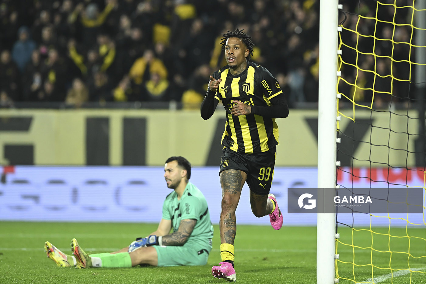 Abel Hernández, de Peñarol, Liga AUF Uruguaya. Estadio Campeón del Siglo.