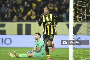 Abel Hernández, de Peñarol, Liga AUF Uruguaya. Estadio Campeón del Siglo.