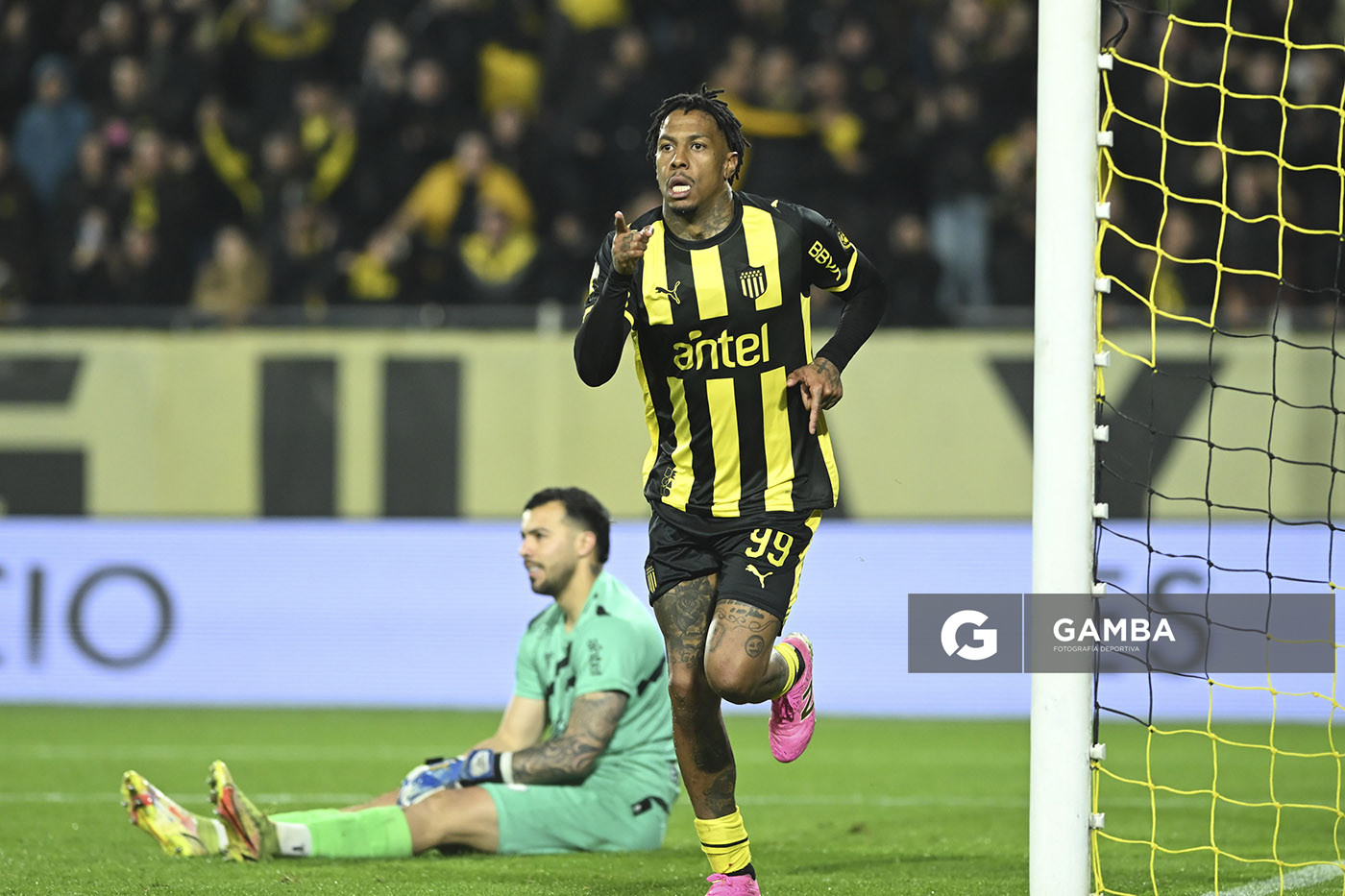 Abel Hernández, de Peñarol, Liga AUF Uruguaya. Estadio Campeón del Siglo.