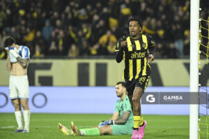 Abel Hernández, de Peñarol, Liga AUF Uruguaya. Estadio Campeón del Siglo.