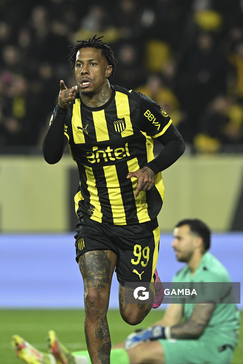 Abel Hernández, de Peñarol, Liga AUF Uruguaya. Estadio Campeón del Siglo.