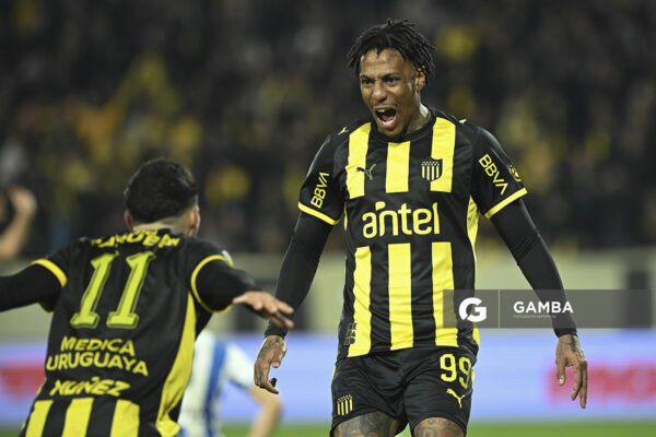Abel Hernández, de Peñarol, Liga AUF Uruguaya. Estadio Campeón del Siglo.