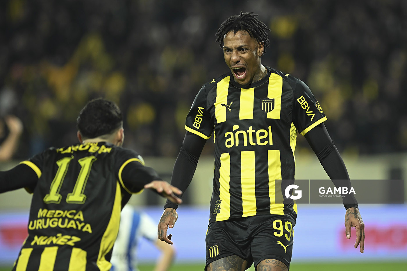Abel Hernández, de Peñarol, Liga AUF Uruguaya. Estadio Campeón del Siglo.