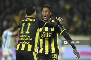 Abel Hernández, de Peñarol, Liga AUF Uruguaya. Estadio Campeón del Siglo.