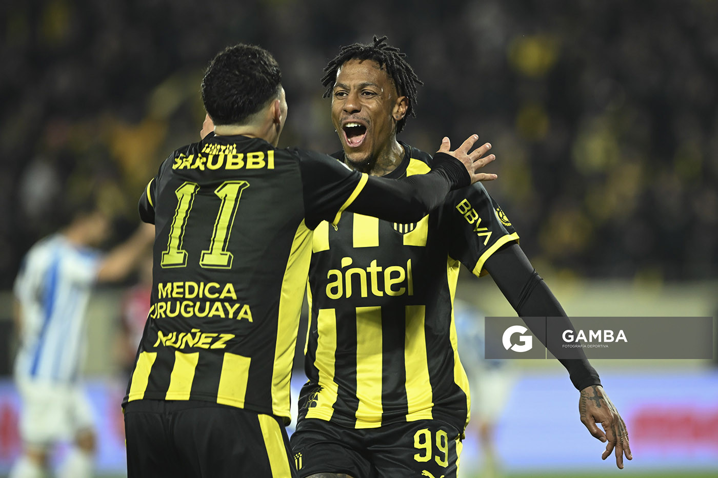 Abel Hernández, de Peñarol, Liga AUF Uruguaya. Estadio Campeón del Siglo.