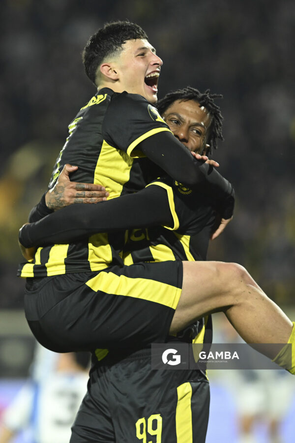 Abel Hernández, de Peñarol, Liga AUF Uruguaya. Estadio Campeón del Siglo.