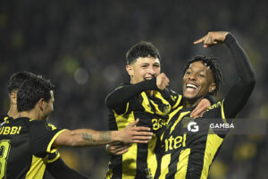 Abel Hernández, de Peñarol, Liga AUF Uruguaya. Estadio Campeón del Siglo.