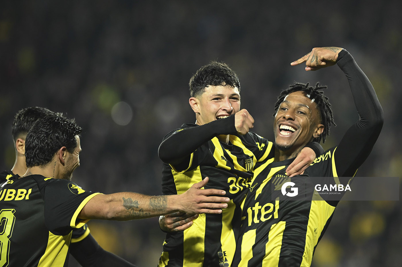 Abel Hernández, de Peñarol, Liga AUF Uruguaya. Estadio Campeón del Siglo.