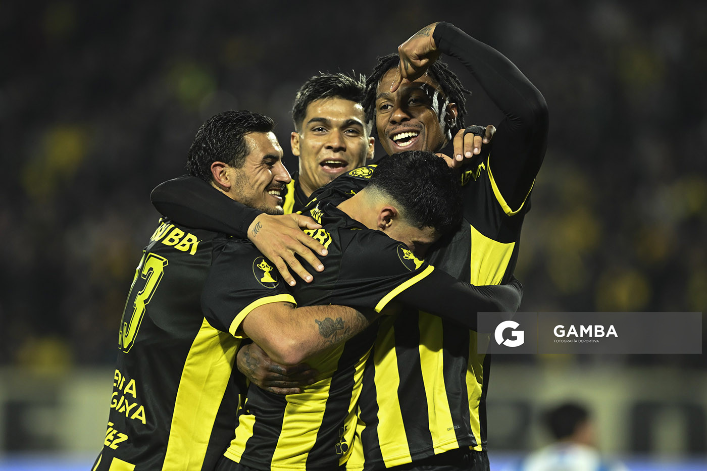 Abel Hernández, de Peñarol, Liga AUF Uruguaya. Estadio Campeón del Siglo.