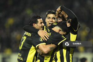 Abel Hernández, de Peñarol, Liga AUF Uruguaya. Estadio Campeón del Siglo.