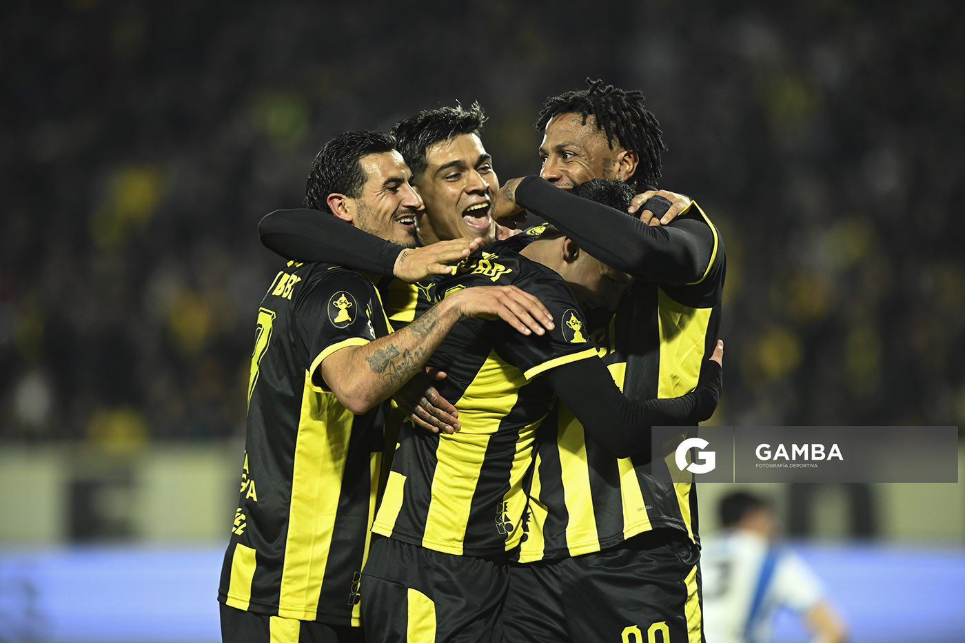 Abel Hernández, de Peñarol, Liga AUF Uruguaya. Estadio Campeón del Siglo.