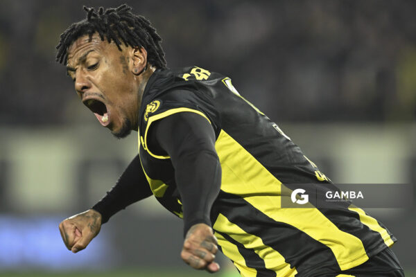 Abel Hernández, de Peñarol, Liga AUF Uruguaya. Estadio Campeón del Siglo.