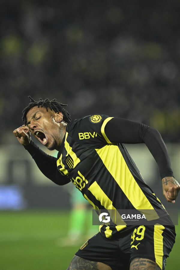 Abel Hernández, de Peñarol, Liga AUF Uruguaya. Estadio Campeón del Siglo.