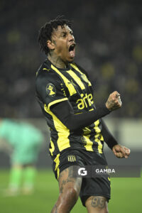 Abel Hernández, de Peñarol, Liga AUF Uruguaya. Estadio Campeón del Siglo.