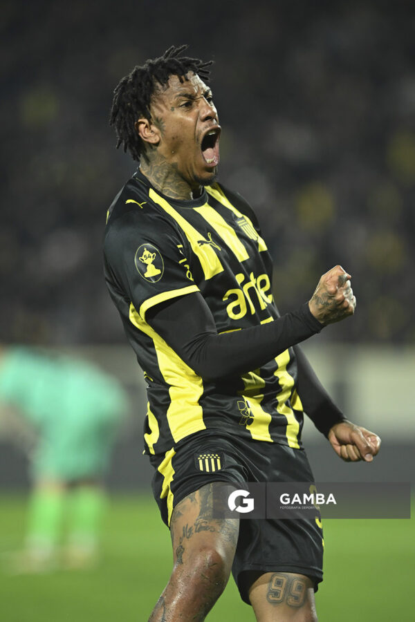 Abel Hernández, de Peñarol, Liga AUF Uruguaya. Estadio Campeón del Siglo.