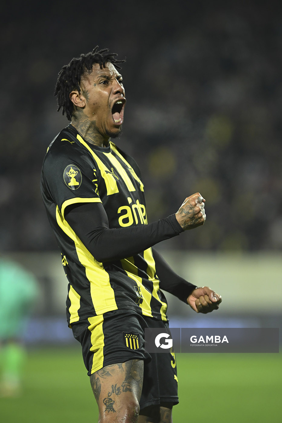 Abel Hernández, de Peñarol, Liga AUF Uruguaya. Estadio Campeón del Siglo.