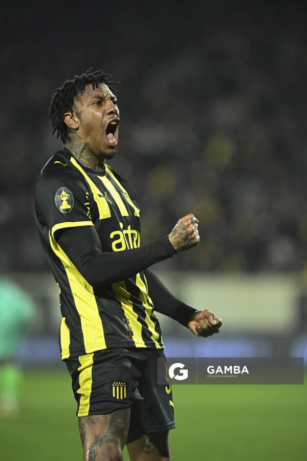 Abel Hernández, de Peñarol, Liga AUF Uruguaya. Estadio Campeón del Siglo.