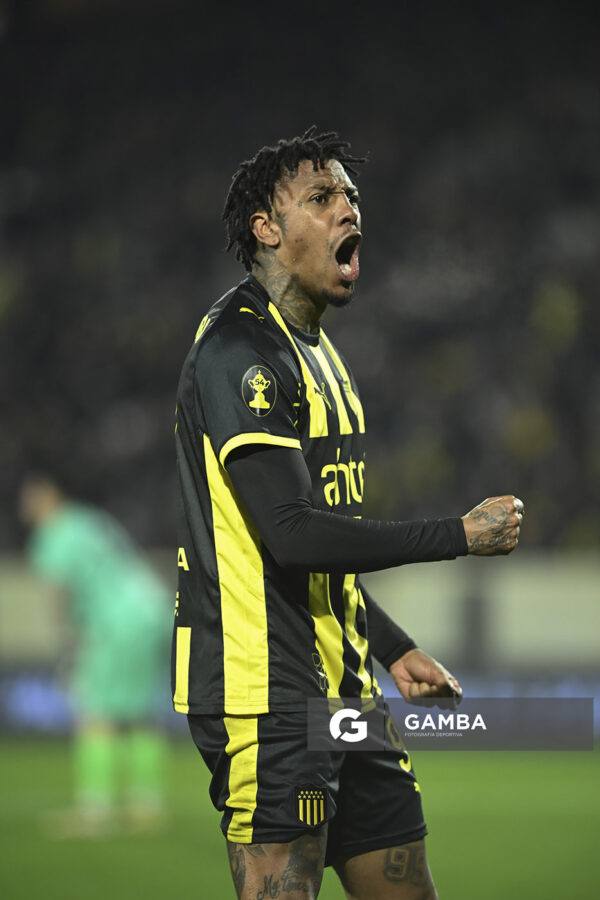 Abel Hernández, de Peñarol, Liga AUF Uruguaya. Estadio Campeón del Siglo.