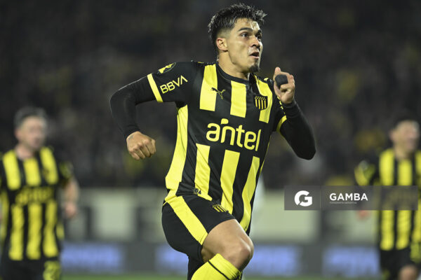 Matías Arezo, de Peñarol, Liga AUF Uruguaya. Estadio Campeón del Siglo.