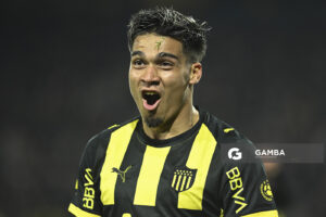Matías Arezo, de Peñarol, Liga AUF Uruguaya. Estadio Campeón del Siglo.