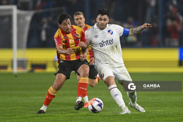 Ramiro Cristóbal, de Progreso. Maximiliano Gómez, de Nacional. Liga AUF Uruguaya. Estadio Gran Parque Central.