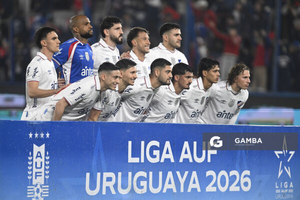 Titulares de Nacional. Liga AUF Uruguaya. Estadio Gran Parque Central.